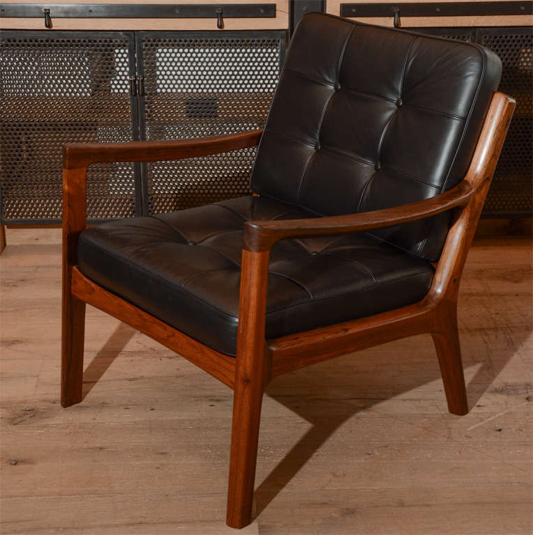 Very attractive and comfortable pair of Ole Wanscher armchairs designed for France & Sons with original leather upholstery and rosewood frame