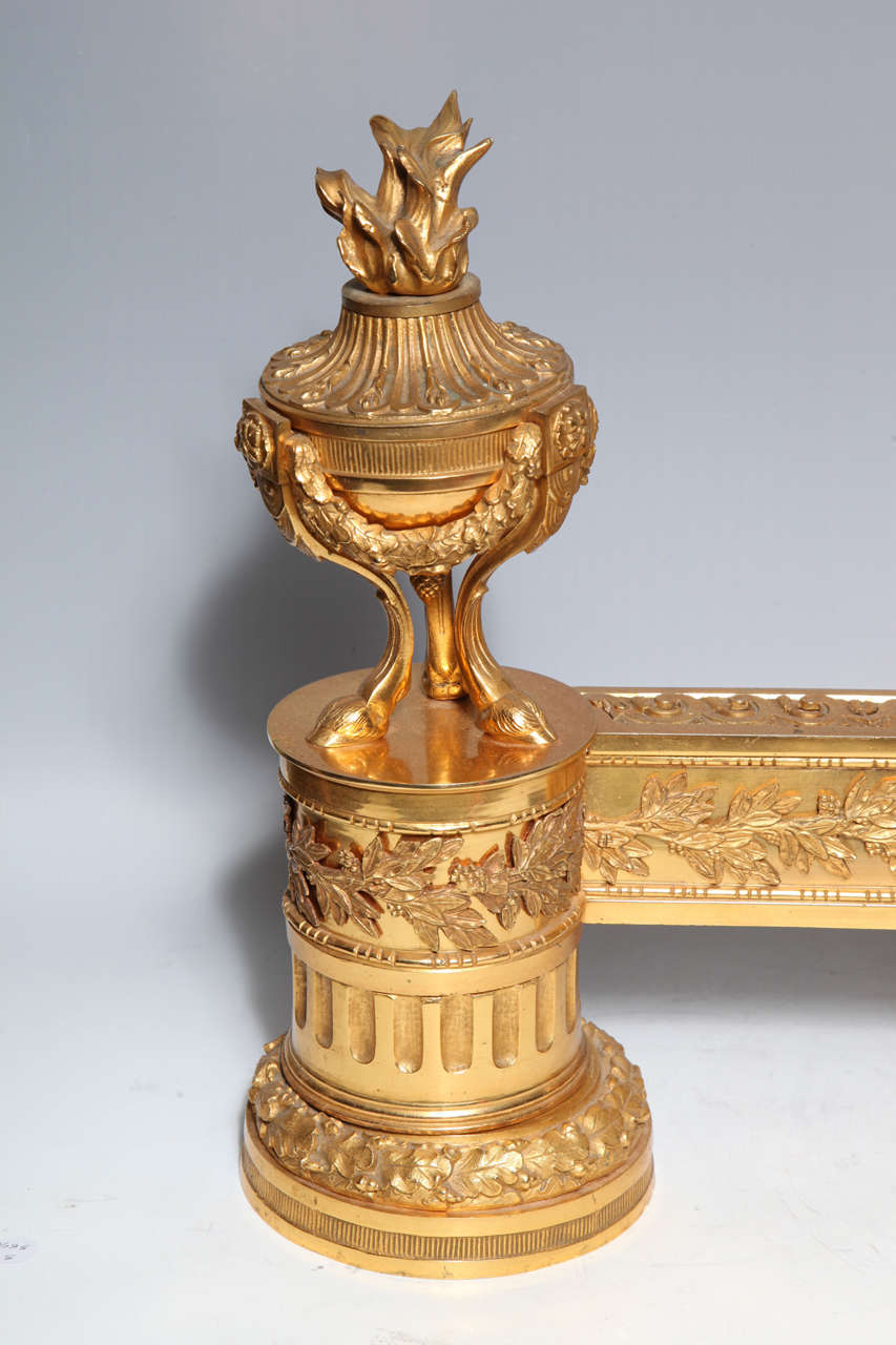 Louis XIV Paire de chenets de cheminée anciens en bronze doré de style Louis XVI en vente