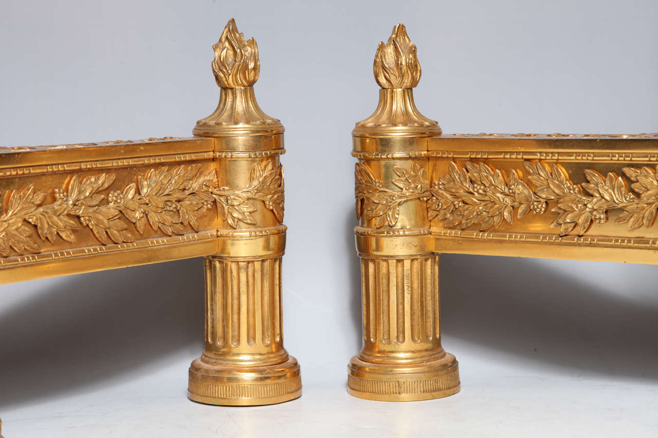 Français Paire de chenets de cheminée anciens en bronze doré de style Louis XVI en vente