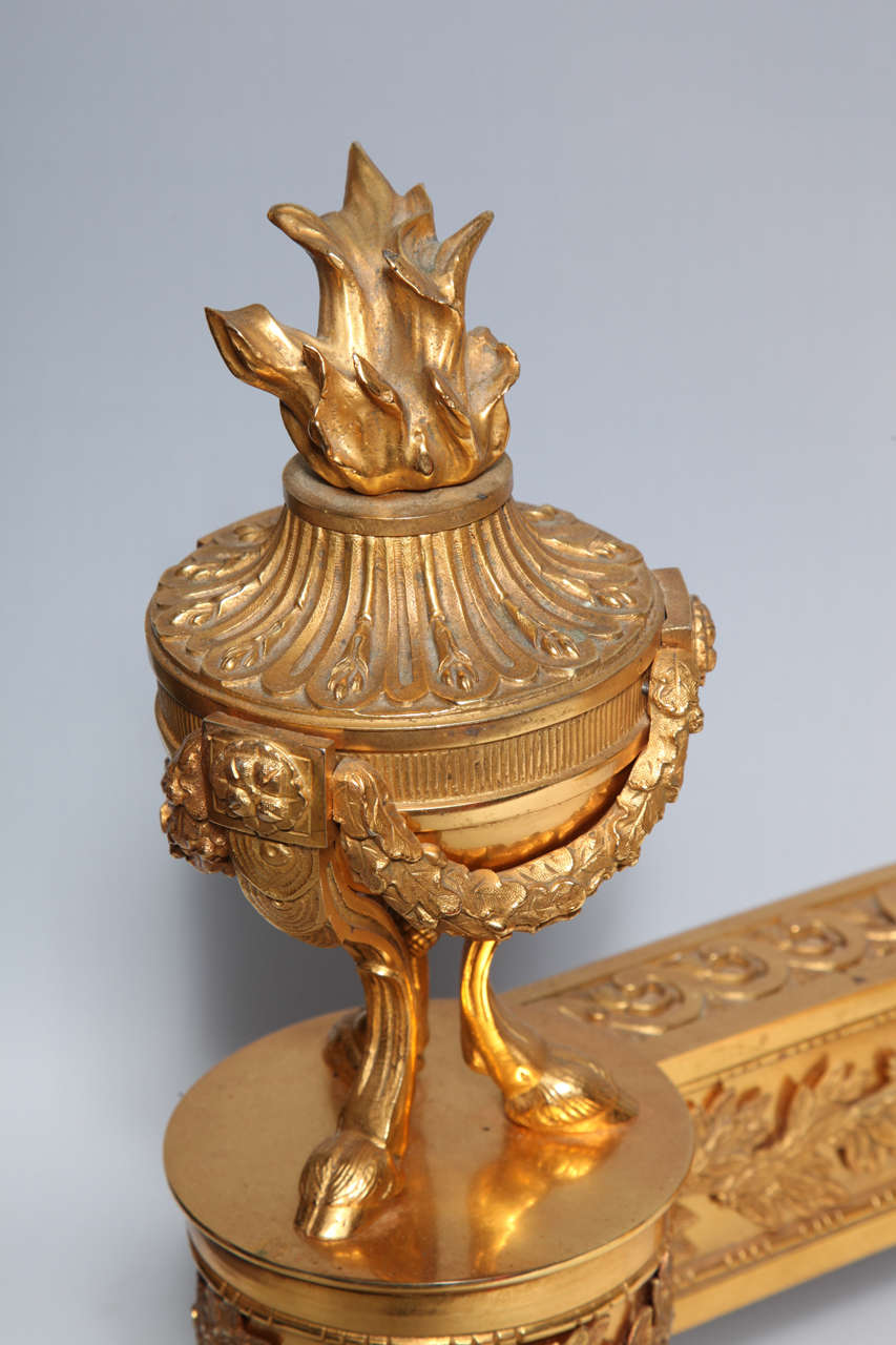 Paire de chenets de cheminée anciens en bronze doré de style Louis XVI Excellent état - En vente à New York, NY