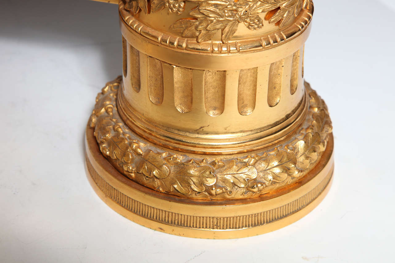 Bronze doré Paire de chenets de cheminée anciens en bronze doré de style Louis XVI en vente