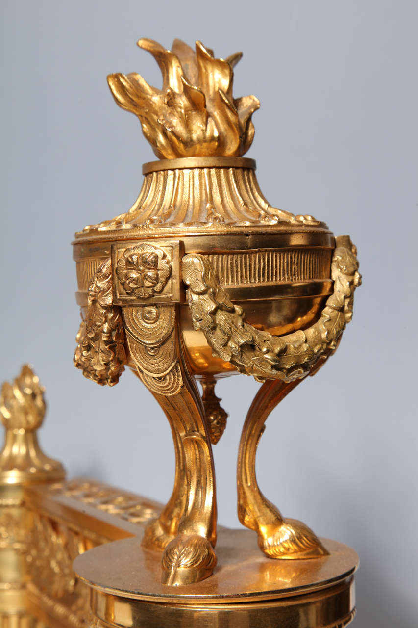 Paire de chenets de cheminée anciens en bronze doré de style Louis XVI en vente 3