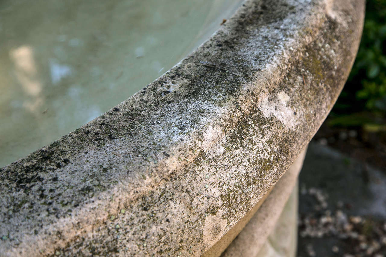Brunnenschale aus geschnitztem Kalkstein (Mitte des 20. Jahrhunderts)