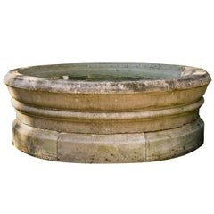 Bol de fontaine en pierre calcaire sculptée
