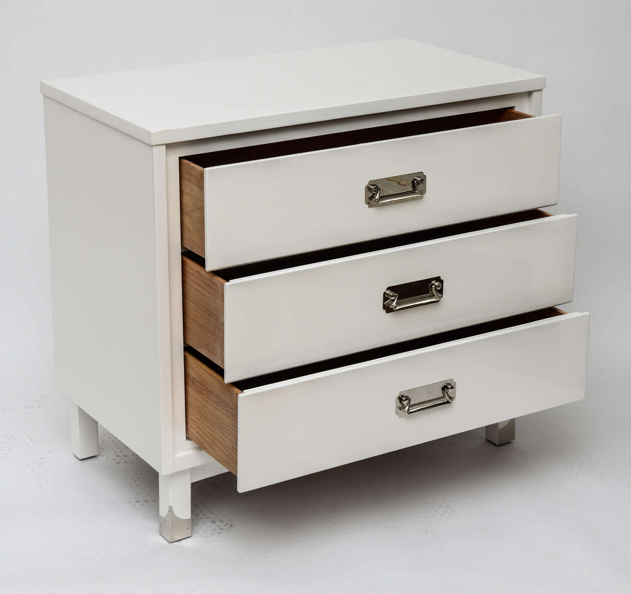 Pair of Mid Century Dressers in white lacquer For Sale at 1stDibs