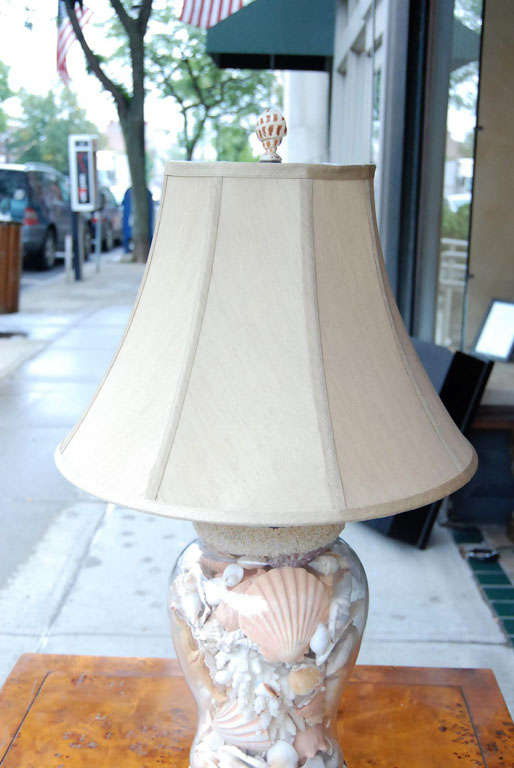 Inconnu Lampe en forme de jarre à décor de coquillages et remplie en vente
