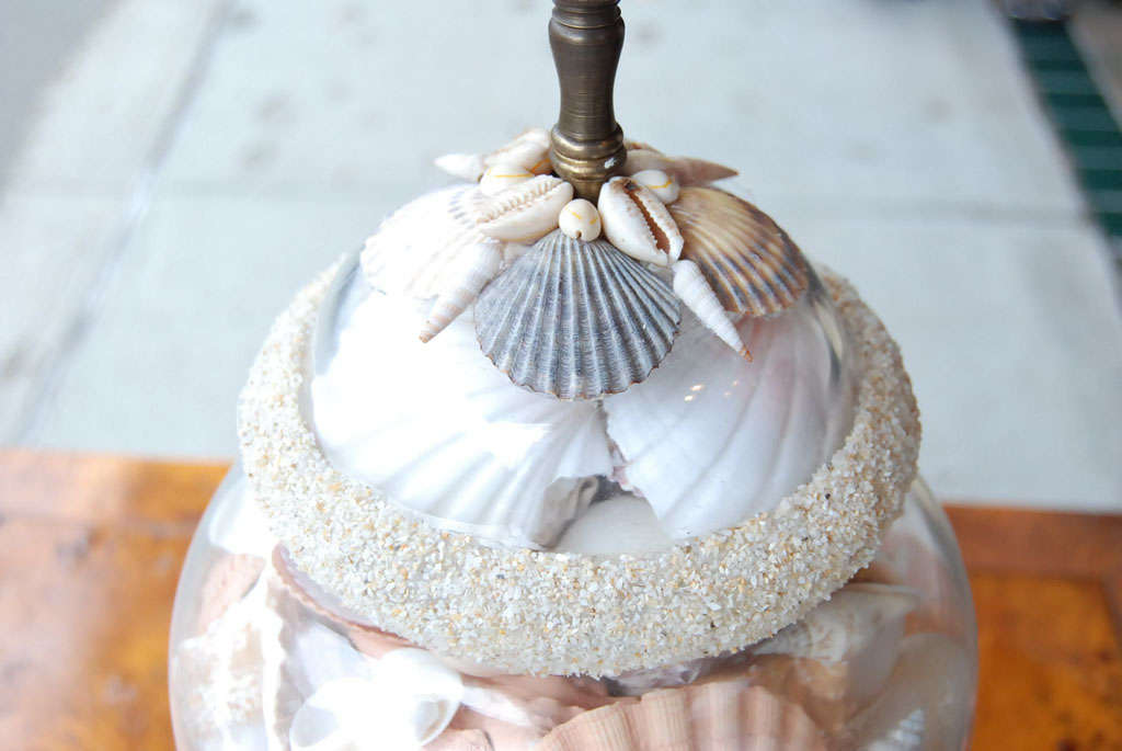 20ième siècle Lampe en forme de jarre à décor de coquillages et remplie en vente