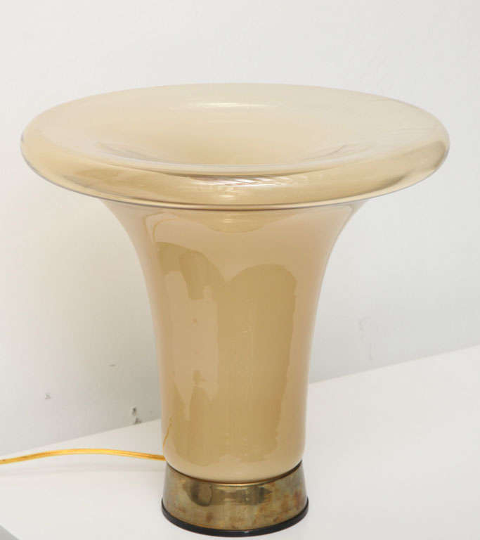 BEAUTIFULL VISTOSI LAMP MADE IN ITALY . BEAUTIFULL MURANO GLASS TOP SEATS ON A BRONZE BASE.