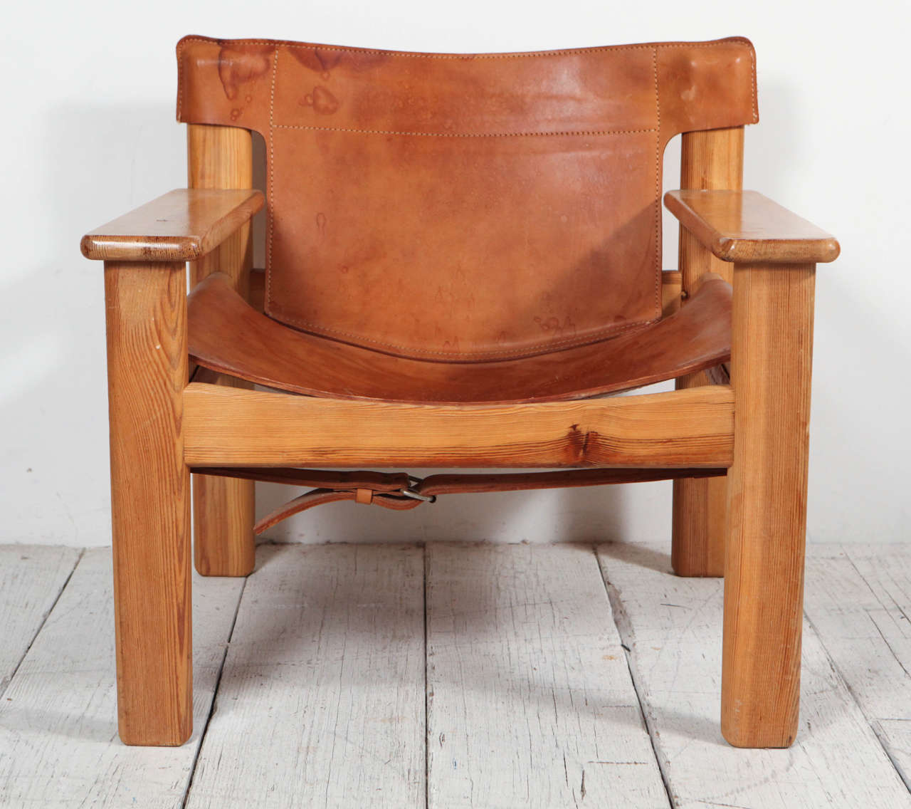 Saddle leather sling Spanish chair in the style of Børge Mogensen.