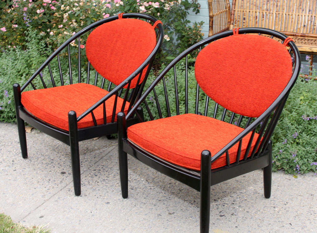 Hergestellt von Gemla of Sweden mit einer glänzend lackierten Oberfläche aus Buchenholz mit Chenille-Sitz- und Rückenkissen

Preislich als Paar, aber auch einzeln erhältlich