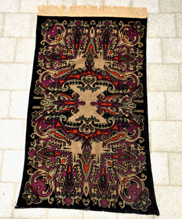 JUGENDSTIL SAMT NIEDERLÄNDISCH SLAOLIESTYLE
Komposition aus geometrischen Motiven und stilisierten Blumen und Blättern in den Farben Lila Schwarz Orange Grün