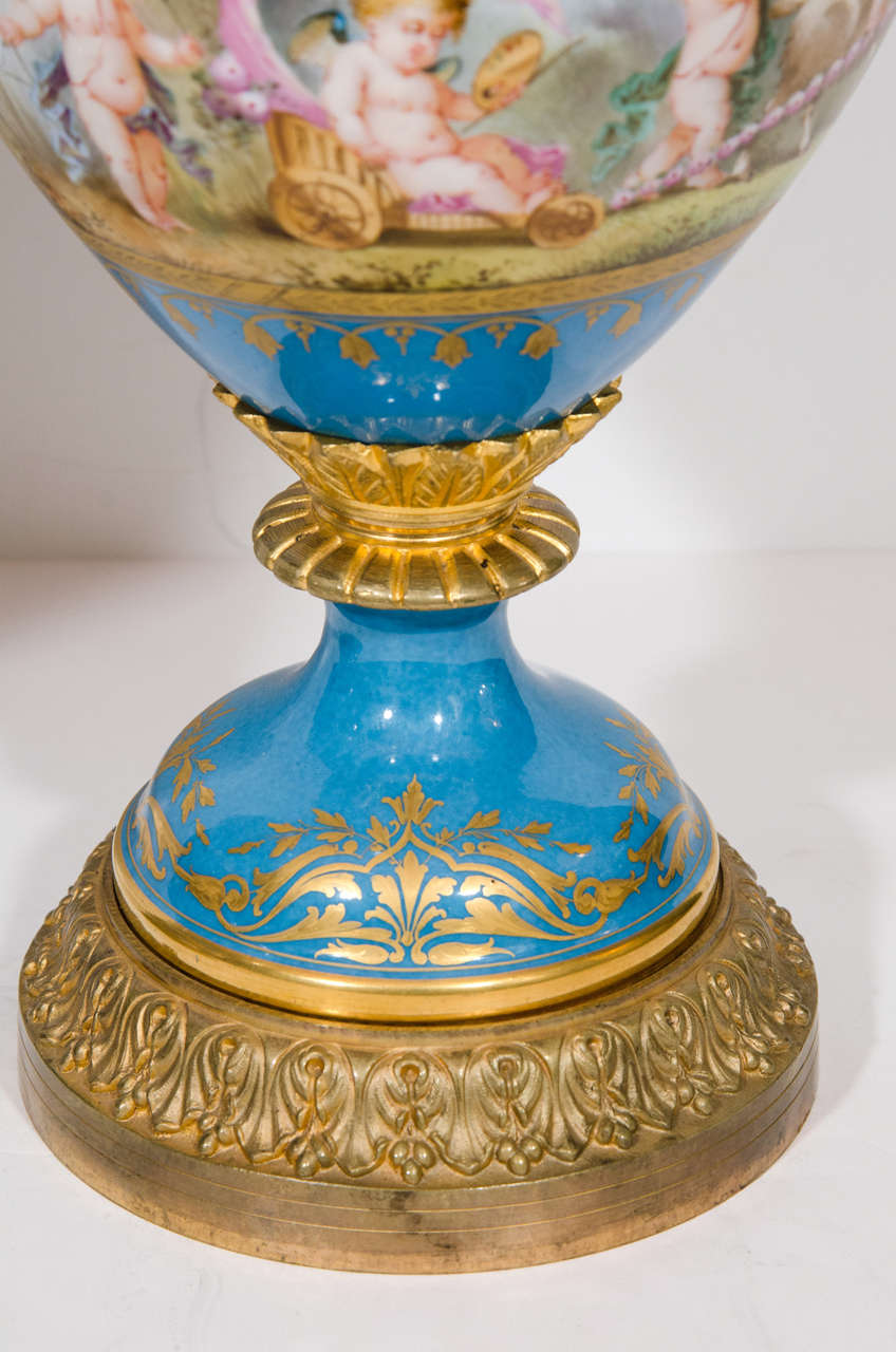 Bronze Paire de vases couverts de style Sèvres du 19e siècle en porcelaine montée sur bronze doré en vente
