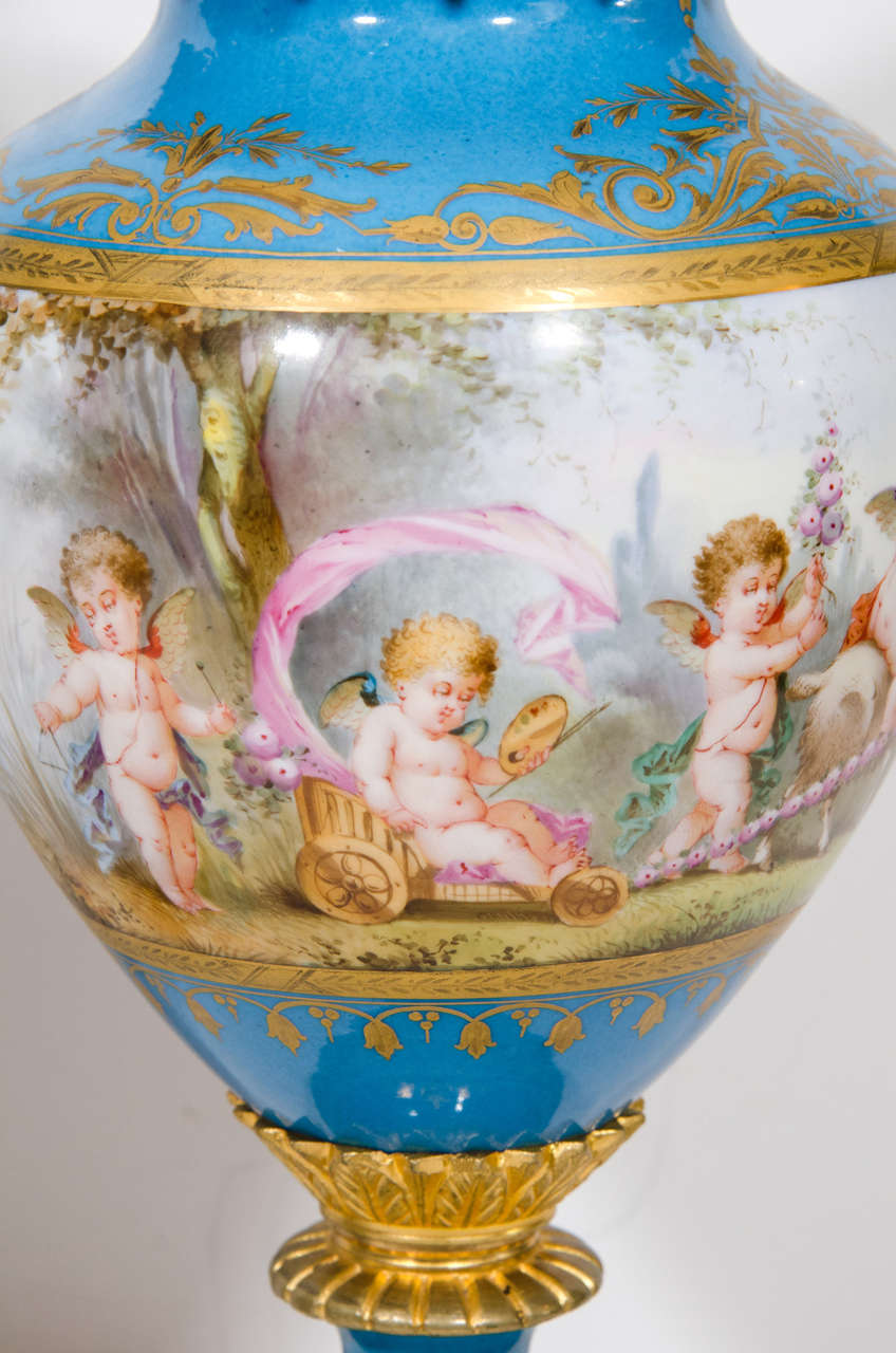 Doré Paire de vases couverts de style Sèvres du 19e siècle en porcelaine montée sur bronze doré en vente