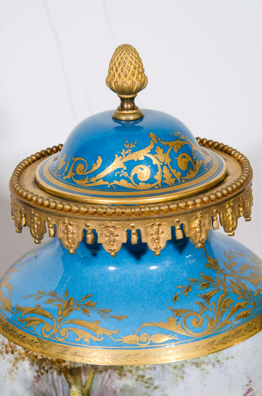 XIXe siècle Paire de vases couverts de style Sèvres du 19e siècle en porcelaine montée sur bronze doré en vente