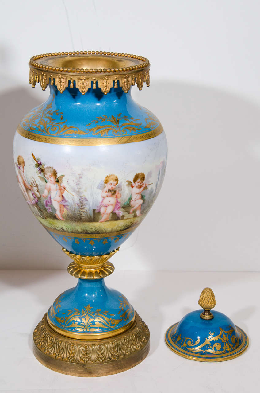Français Paire de vases couverts de style Sèvres du 19e siècle en porcelaine montée sur bronze doré en vente