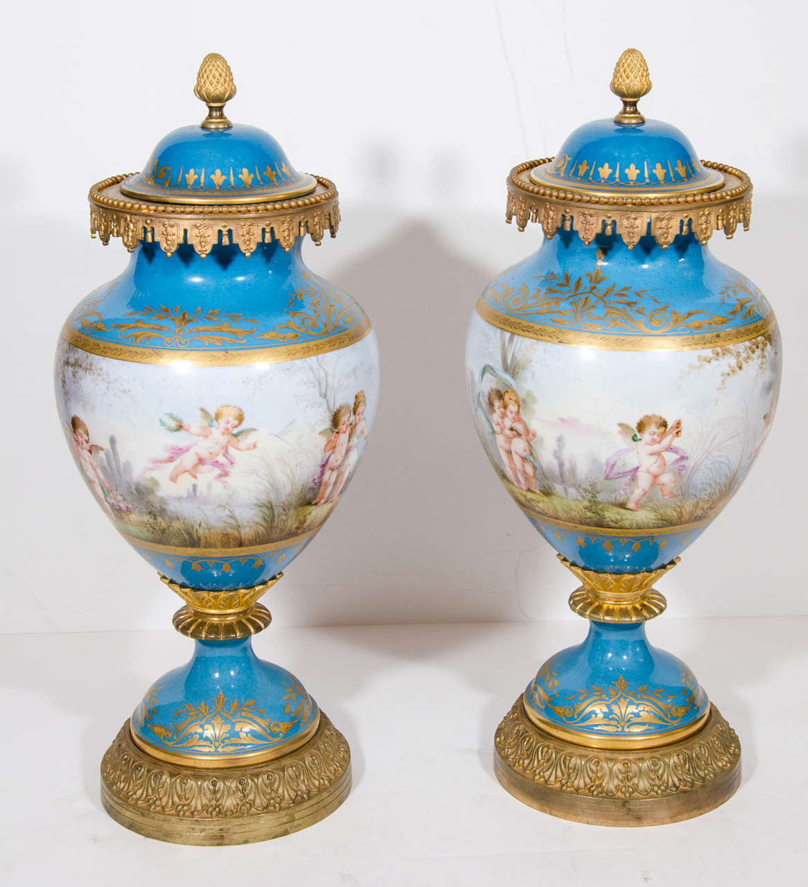 Louis XVI Paire de vases couverts de style Sèvres du 19e siècle en porcelaine montée sur bronze doré en vente