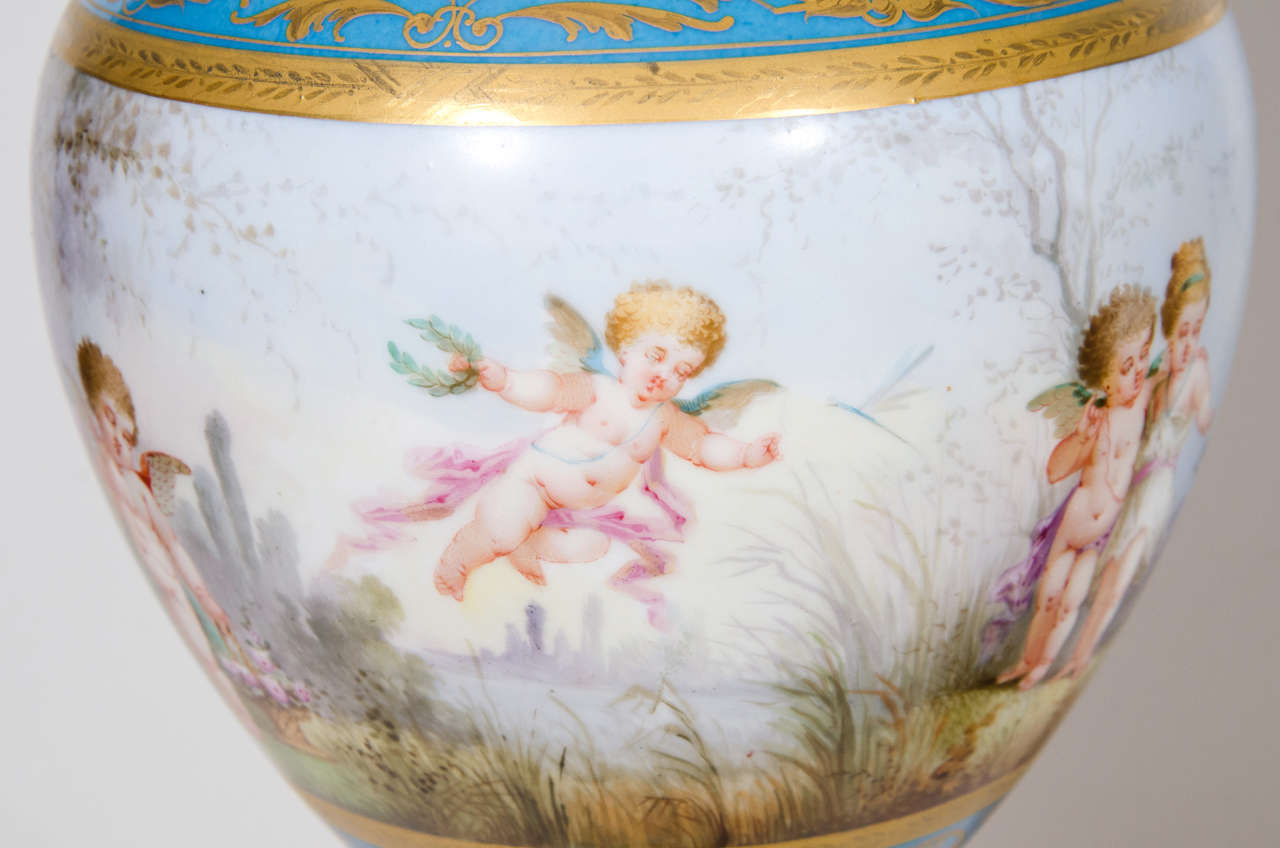 Paire de vases couverts de style Sèvres du 19e siècle en porcelaine montée sur bronze doré Bon état - En vente à New York, NY