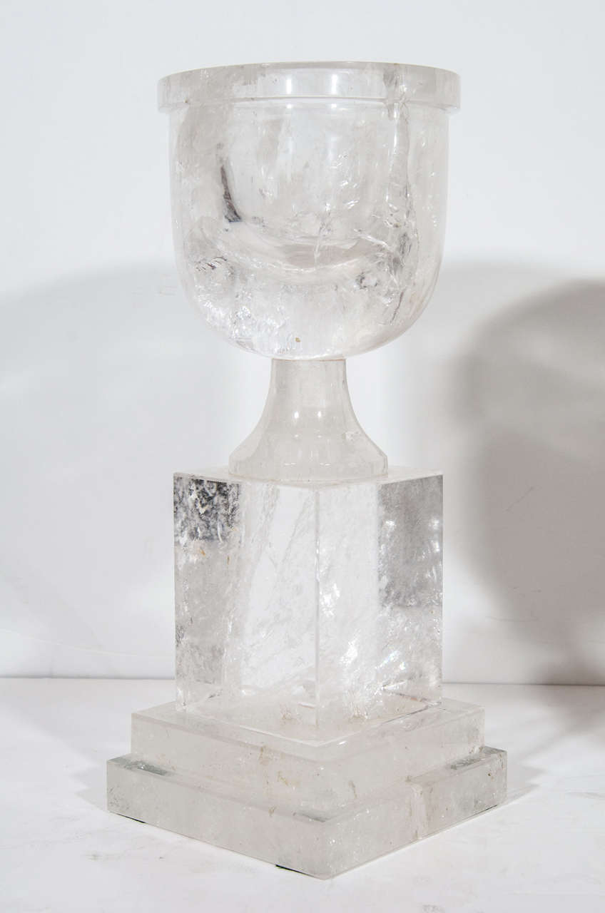 Art déco Paire de superbes et inhabituelles urnes en cristal de roche taillé de style Art Déco en vente