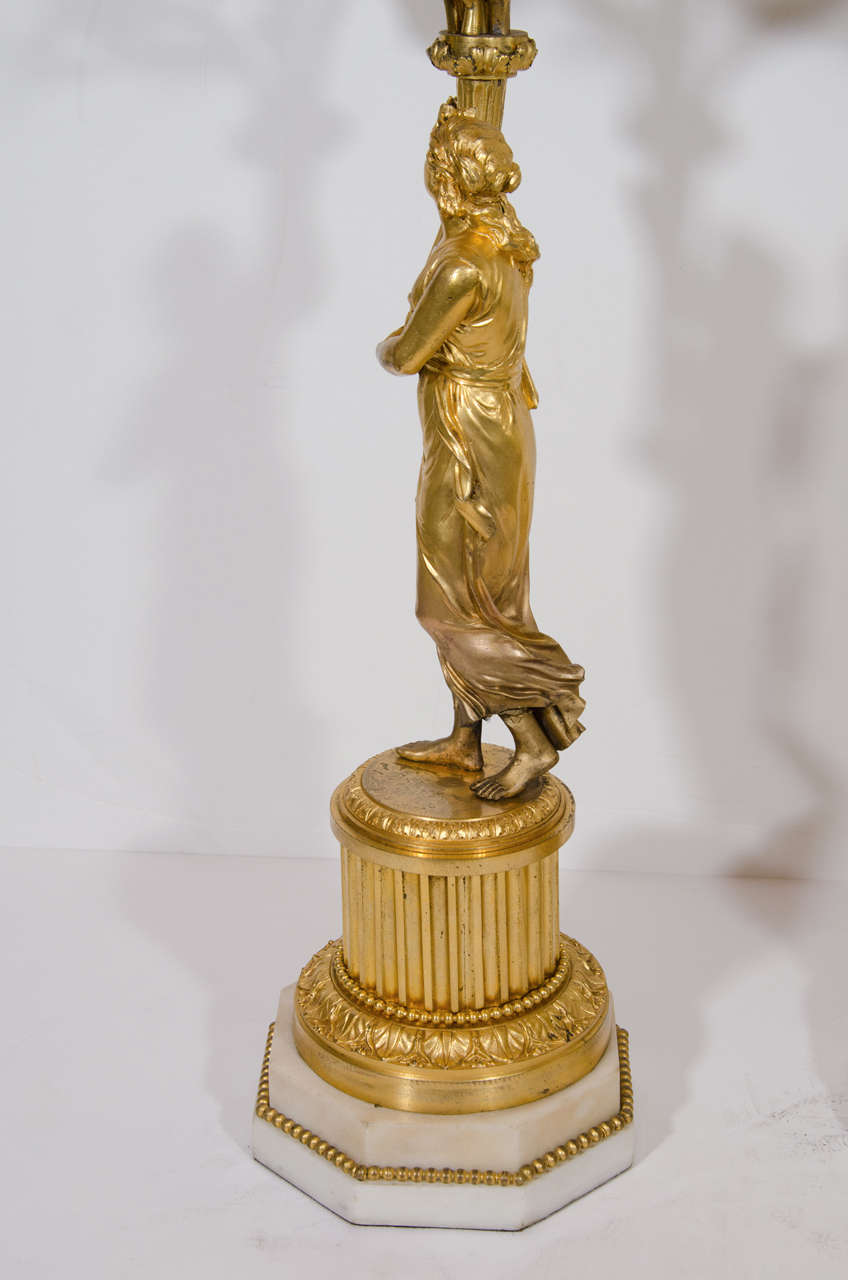 Paar große antike französische figurale Kandelaber aus vergoldeter Bronze im Louis-XVI.-Stil im Zustand „Gut“ im Angebot in New York, NY