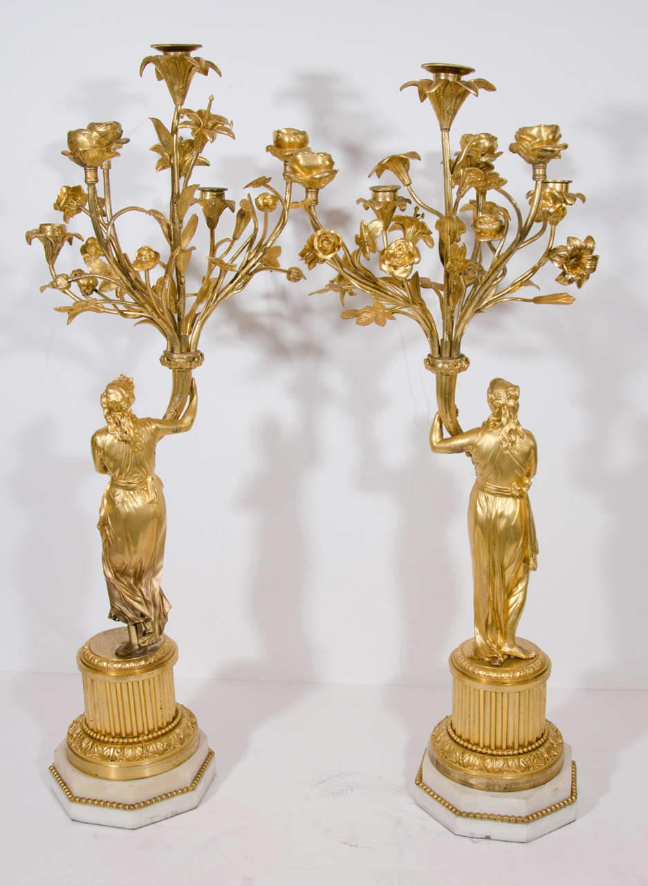 Paar große antike französische figurale Kandelaber aus vergoldeter Bronze im Louis-XVI.-Stil (19. Jahrhundert) im Angebot