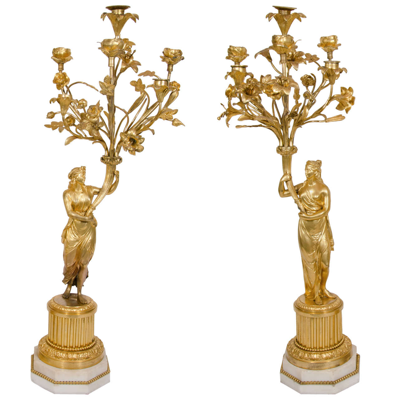 Paire de grands candélabres figuratifs français anciens de style Louis XVI en bronze doré