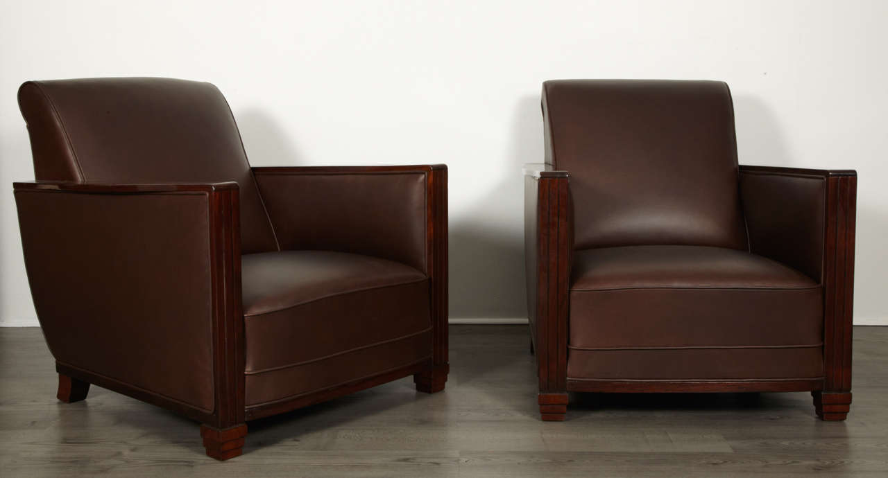 Christian Krass (1868 - 1957)
Pair of armchairs
Armrests and feet in varnished ebony, seat and back in brow leather.
Height : 78 cm/30.7 in., width : 75 cm/29.5 in., depth : 91 cm/35.8 in.