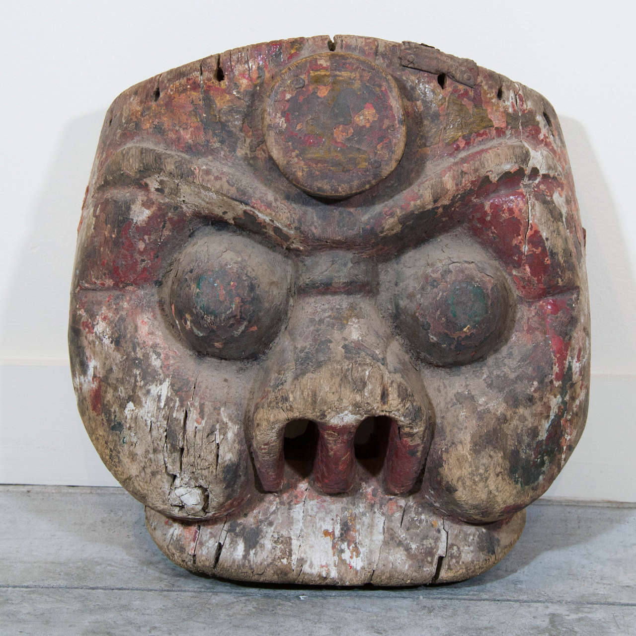 Eine schön geschnitzte chinesische Maske aus dem frühen 19. Jahrhundert mit Spuren der ursprünglichen Farbe. Aus der Provinz Hunan.
