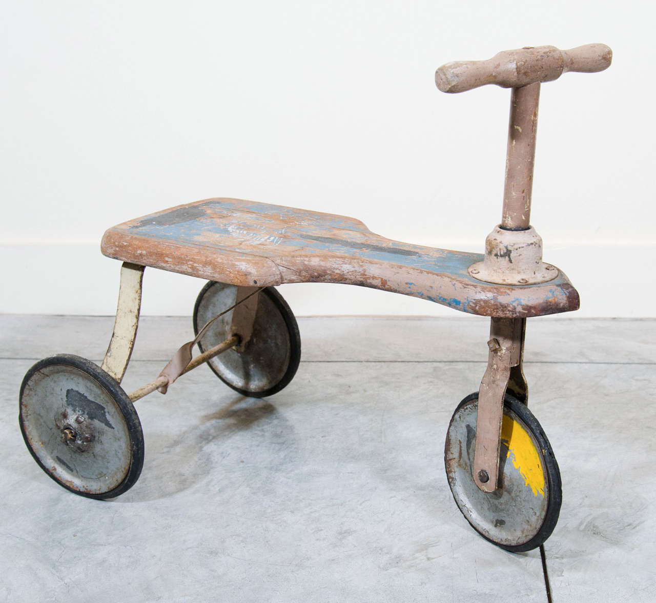 An adorable early American child's wooden scooter with original rubber tires and traces of paint, USA, circa 1920s.
M176.
