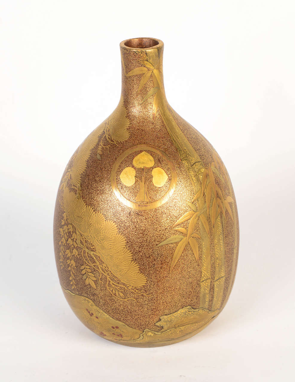 Beautiful gold lacquer bottle decorated with pine, wisteria and bamboo.

Mons of Makino and Shinjo families.