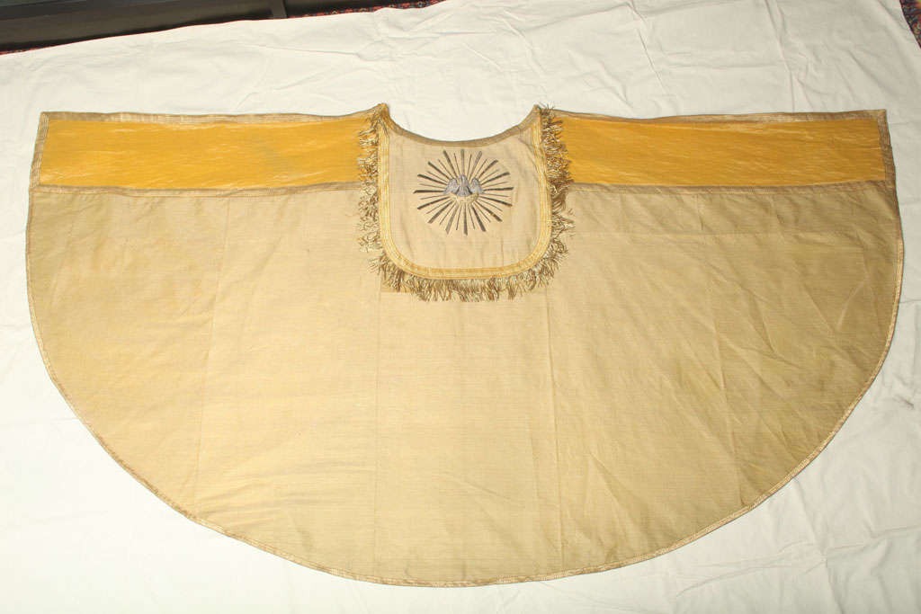 A METALIC FABRIC COPE. PROBABLY ITALIAN, EARLY 20th CENTURY