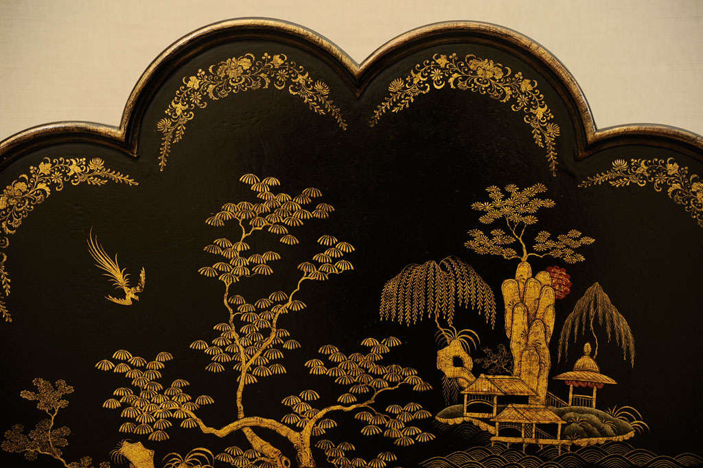 Hand-Painted Chinoiserie Pie Crust Table, England, Late 20th C. 3