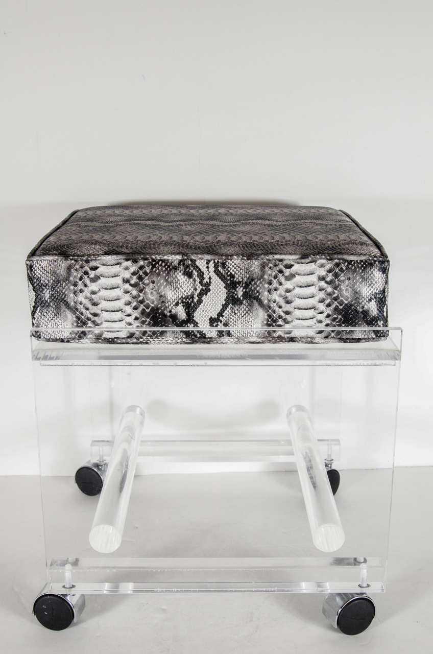 Américain Tabouret en Lucite moderniste du milieu du siècle dernier avec rembourrage en faux python en vente