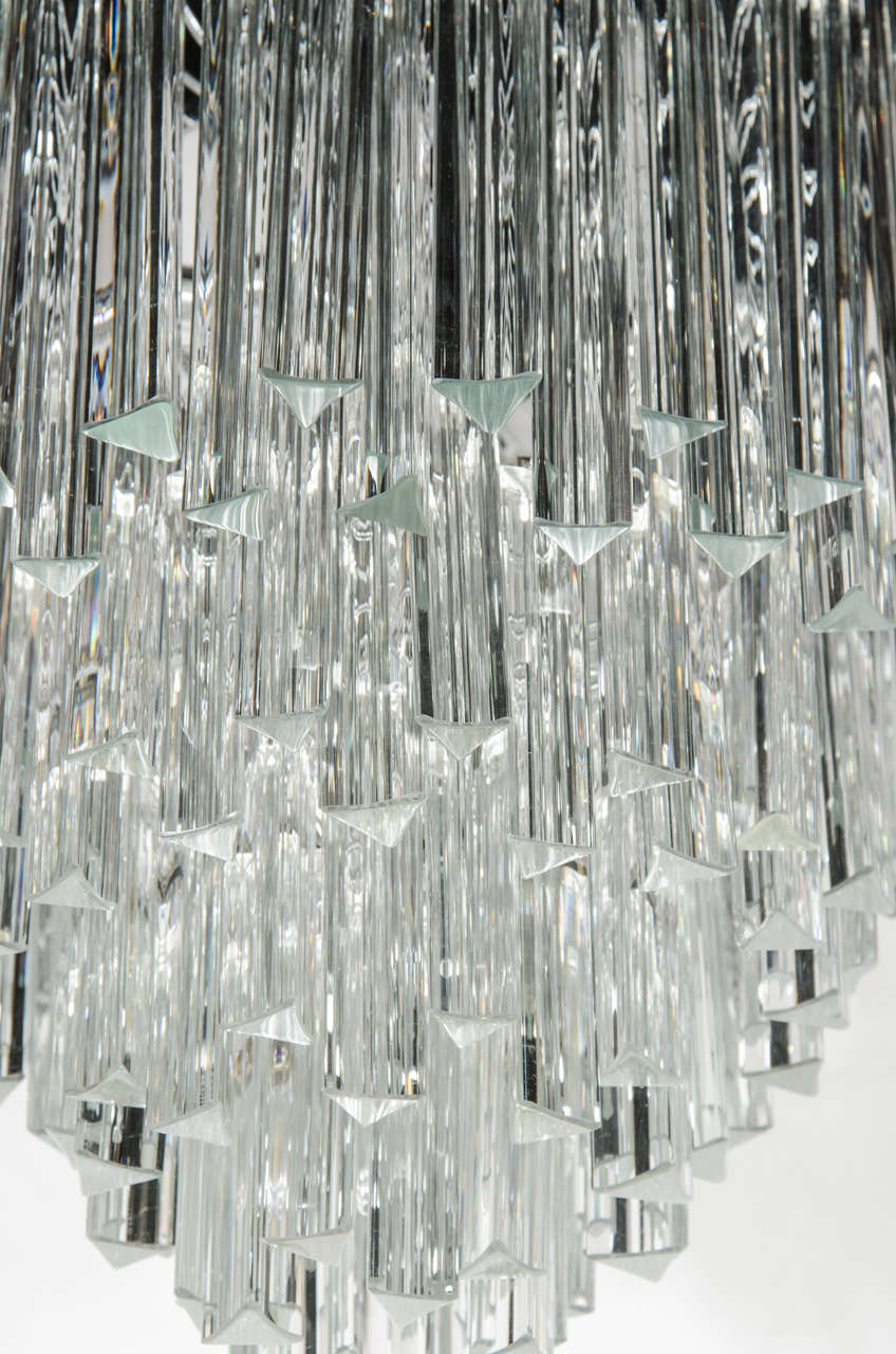 Mid-Century Modernist Cascading Camer Chandelier with Chrome Fittings In Excellent Condition In New York, NY