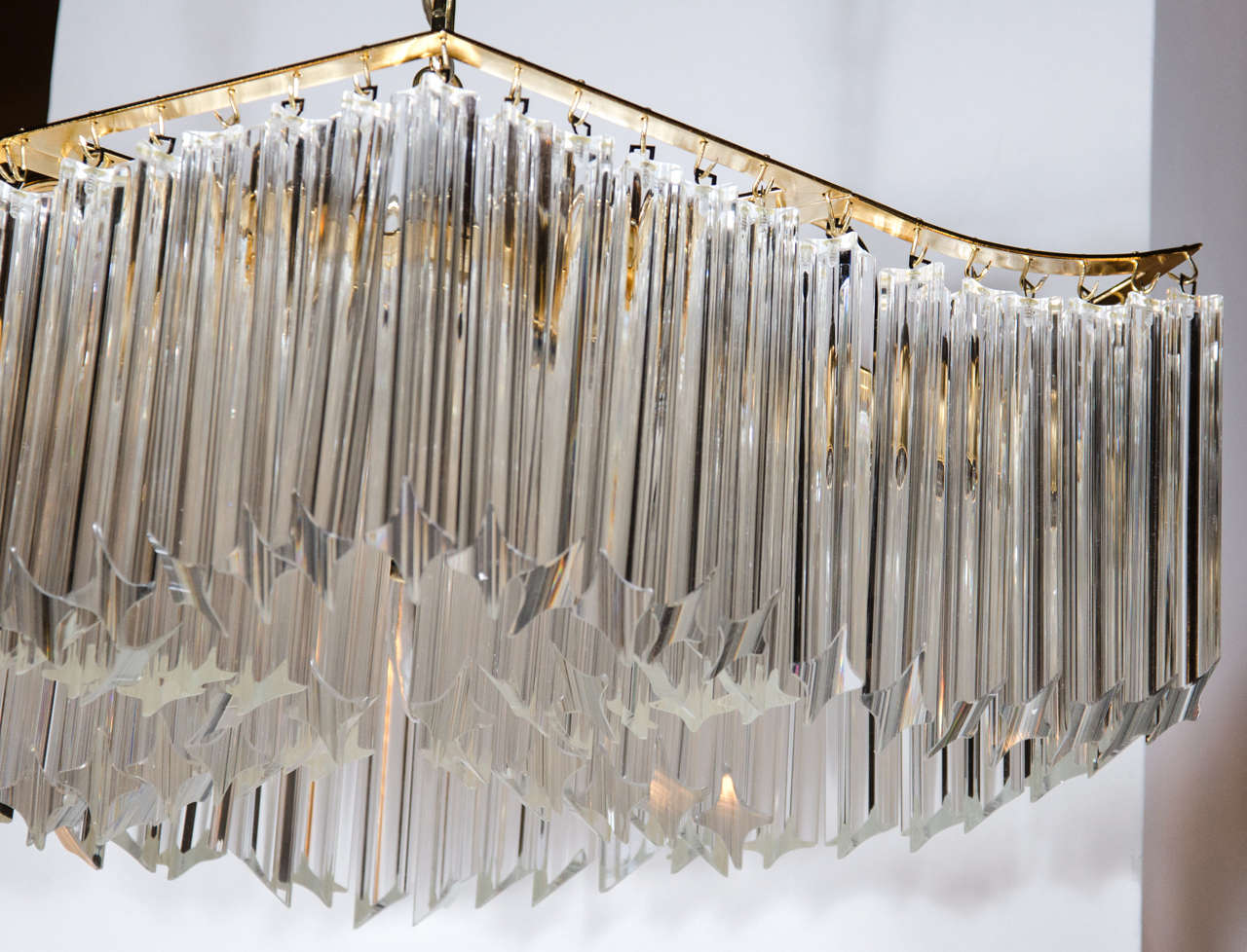 Cristal Lustre sophistiqué de style pagode en cristal camé avec garnitures en laiton en vente