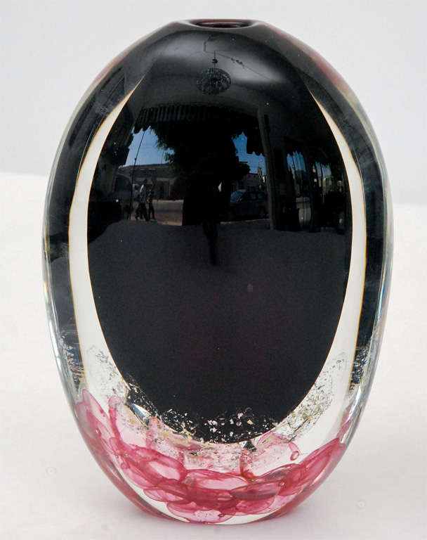 A stunning Murano glass vase by Seguso Viro, the oldest hand-blown art glass factory on the island of Murano. The vase retains its original paper tag (see last image) and has the 