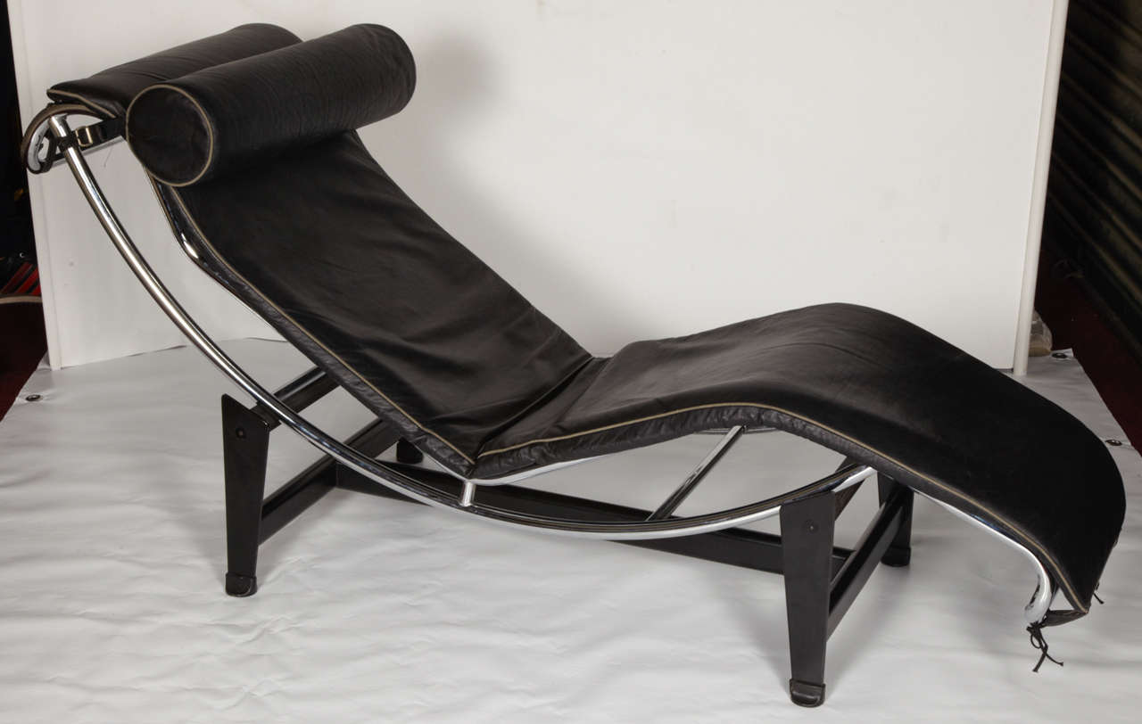 20th Chaise Longue Model Le corbusier black leather, reissued by Cassina.