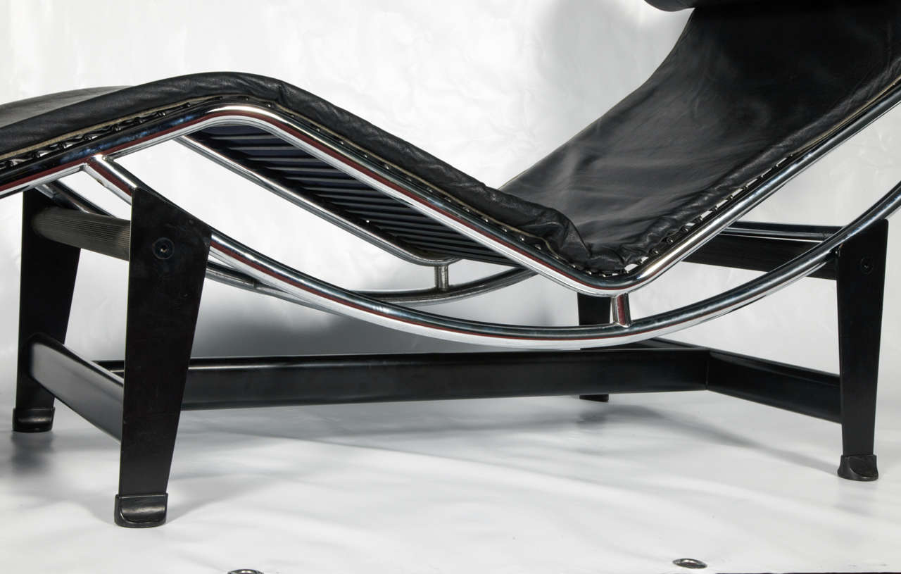 Italian 20th Chaise Longue Model Le Corbusier Black Leather For Sale