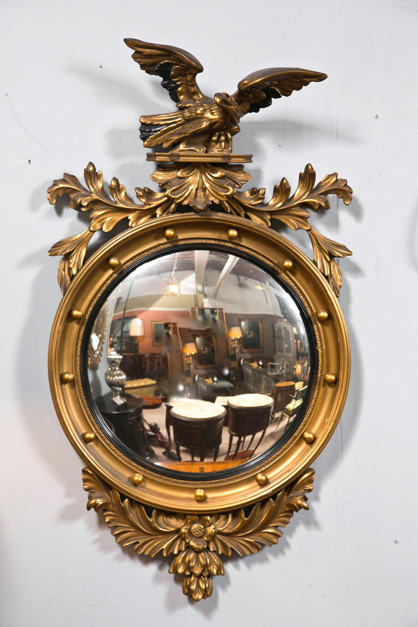 Pair of American Federal Style Round Convex Mirrors In Good Condition In Stamford, CT