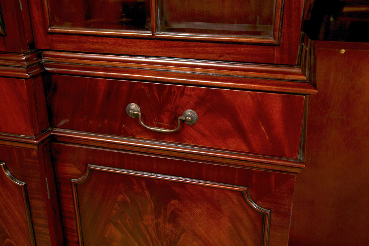 English Regency Style Mahogany Breakfront by Baker In Excellent Condition In Manhasset, NY