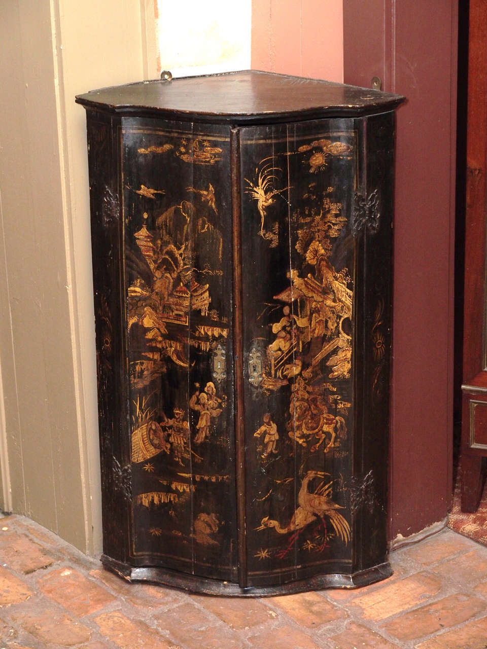 Late 18th century English lacquerwork corner cabinet in 