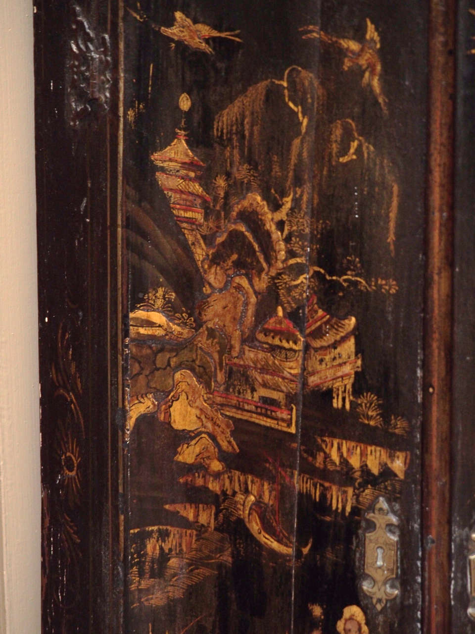 18th Century English Lacquerwork Corner Cabinet In Good Condition In New Orleans, LA