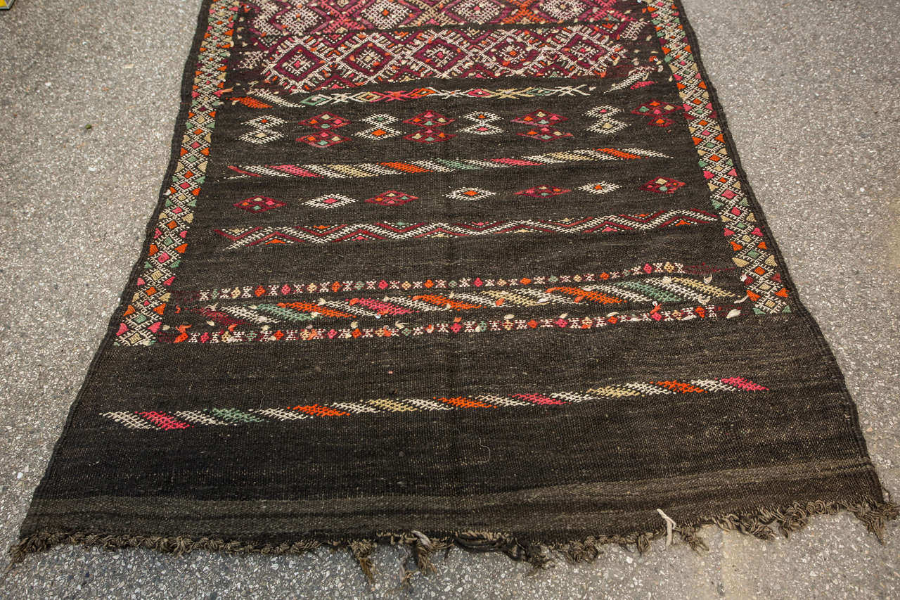 1950er Vintage Marokkanisch Schwarz Zemmour Kilim Läufer Teppich (Handgewebt) im Angebot