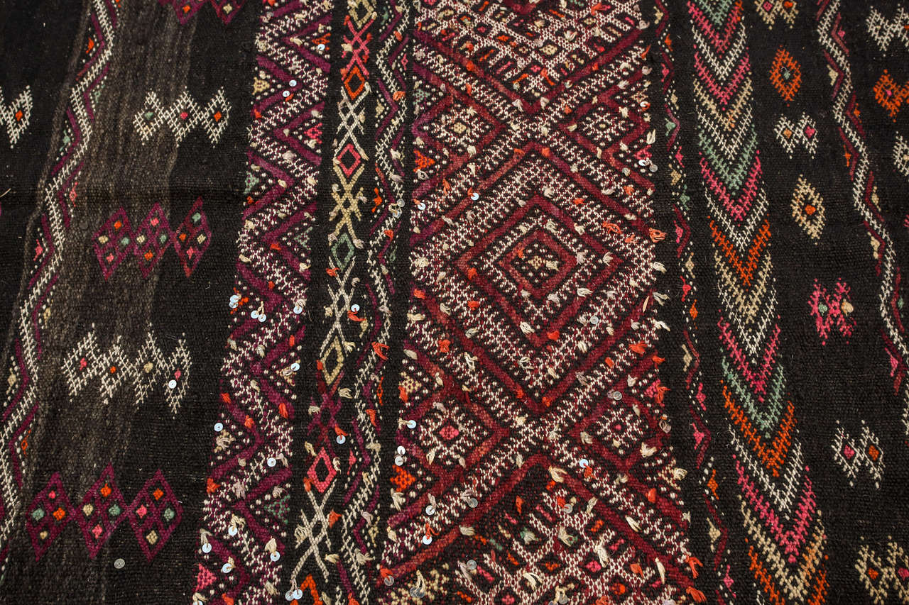 Tissé à la main 1950s Vintage Moroccan Black Zemmour Kilim Runner Rug & Kilim en vente