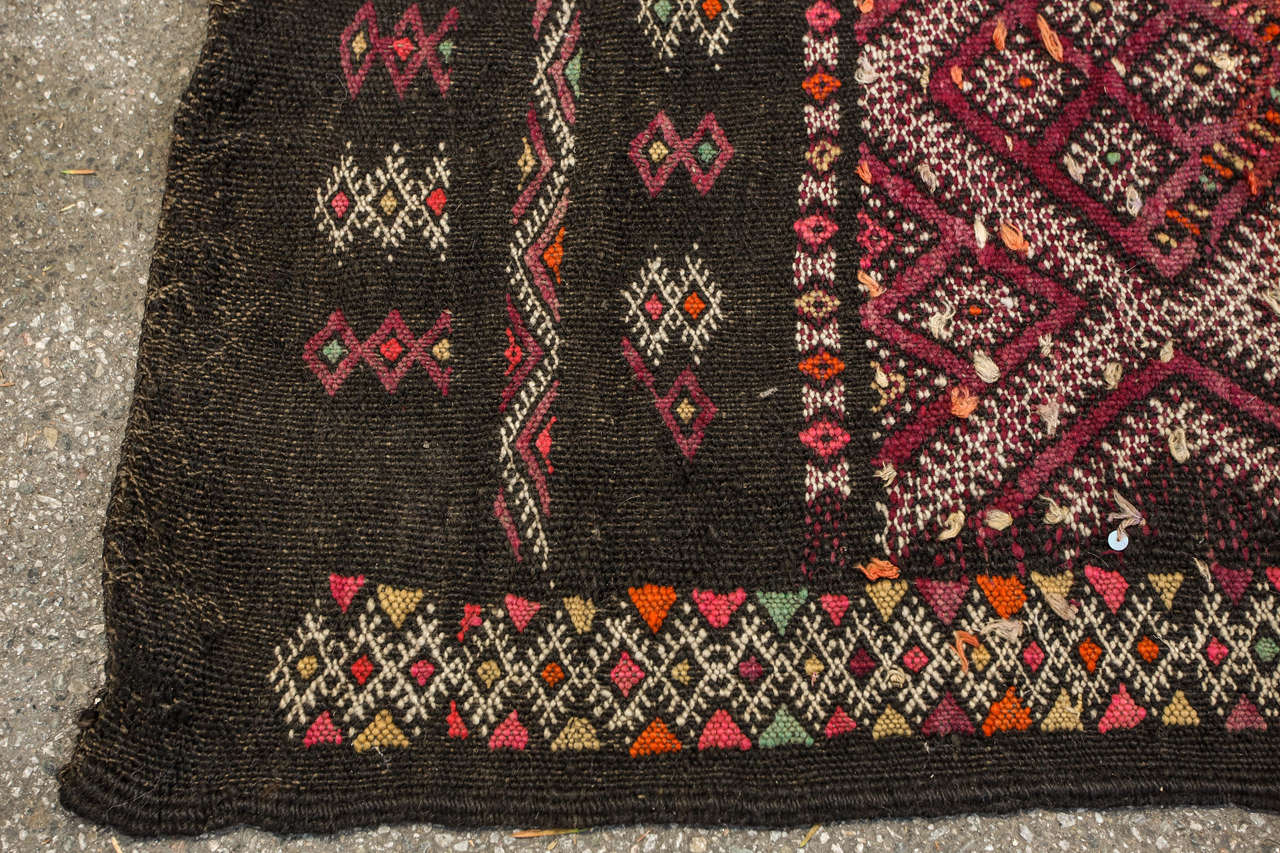 1950er Vintage Marokkanisch Schwarz Zemmour Kilim Läufer Teppich (Wolle) im Angebot