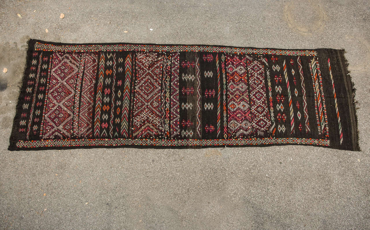 Laine 1950s Vintage Moroccan Black Zemmour Kilim Runner Rug & Kilim en vente