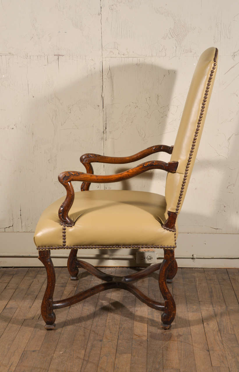 18 c. Walnut Fauteuil In Excellent Condition In Houston, TX
