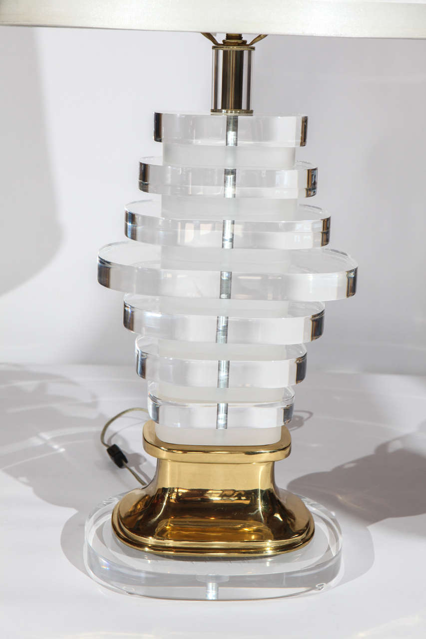 Lampe aus Lucit und Messing (Moderne der Mitte des Jahrhunderts) im Angebot