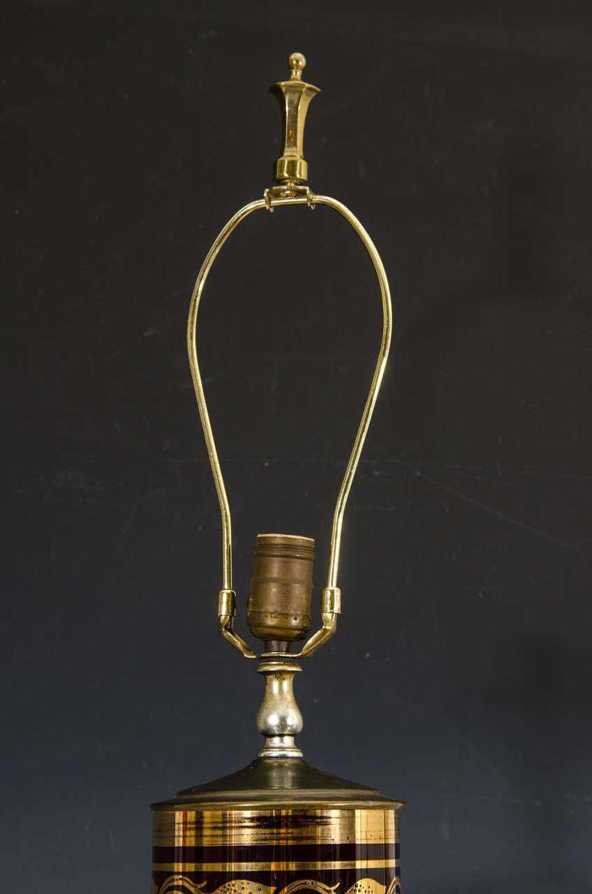 Laiton Lampe de bureau du milieu du siècle dernier en verre de couleur rubis avec motif figuratif de femme et de chien en vente