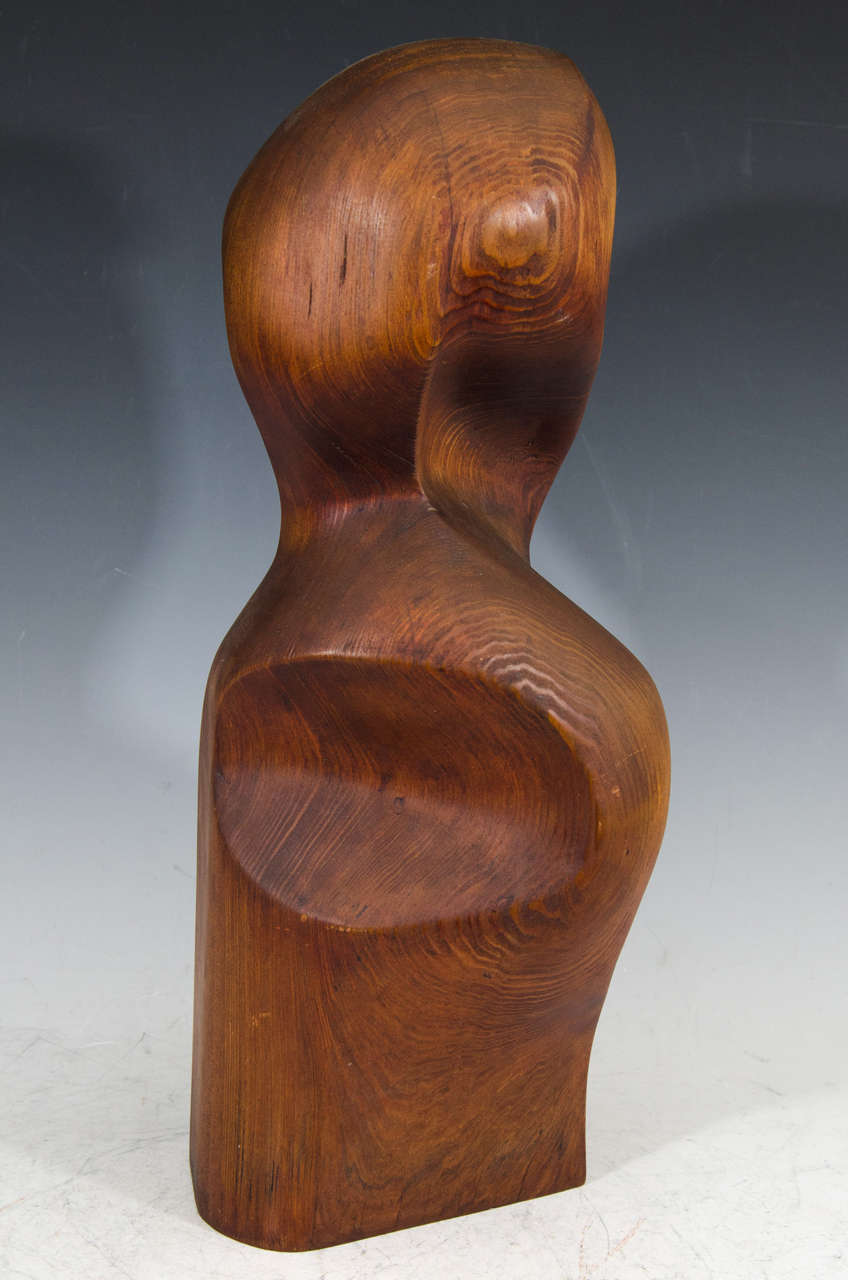 Geschnitzte Holzskulptur einer weiblichen Figur des Künstlers Jean Sampson 1