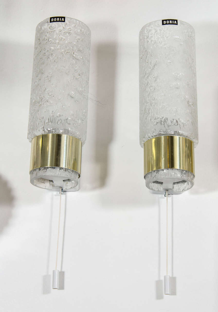 Ein Vintage-Paar Doria-Leuchten aus strukturiertem Glas und Messing mit Zugschnur, hergestellt in den 1970er Jahren. Verkabelung und Steckdosen nach europäischem Standard. Guter Vintage-Zustand mit altersgemäßen Gebrauchsspuren.